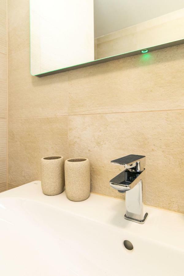 Newly Renovated, Full Equipped And Quiet Apartment トルナヴァ エクステリア 写真