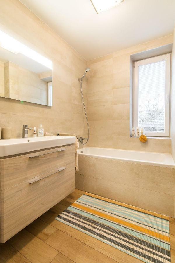 Newly Renovated, Full Equipped And Quiet Apartment トルナヴァ エクステリア 写真